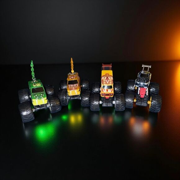 Hot Wheels Battle Beast Push Down Chomping Action Monster Trucks 1:64 Scale - Picture 1 of 16